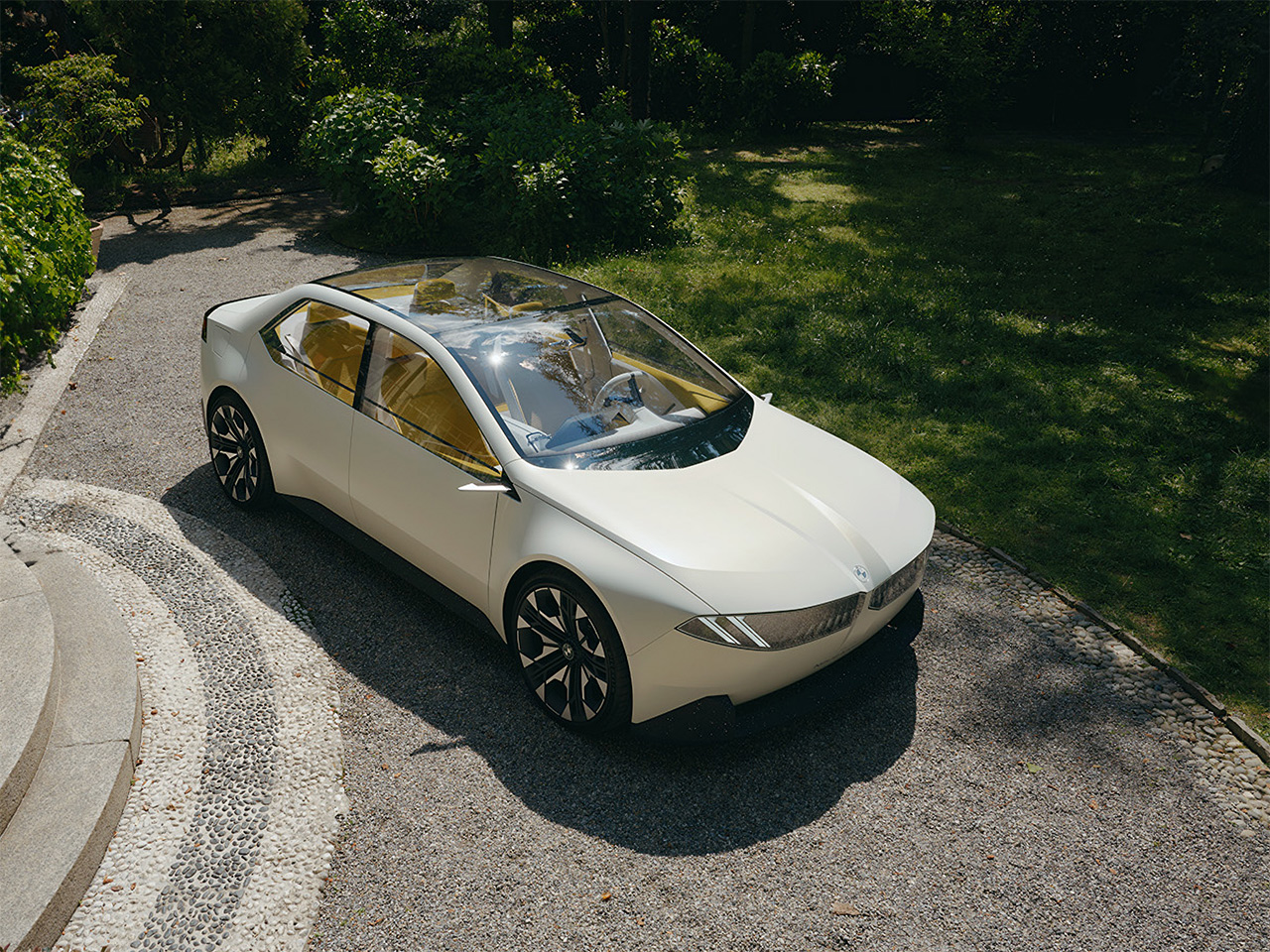 Neue Klasse parked in front of a villa