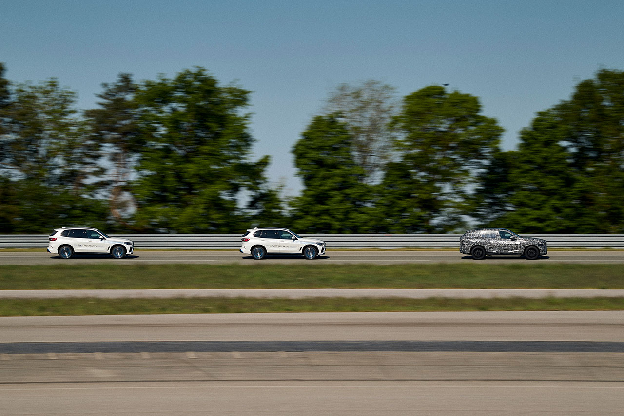 Two vehicles from the pilot fleet follow a prototype BMW iX5 Hydrogen on a test site.