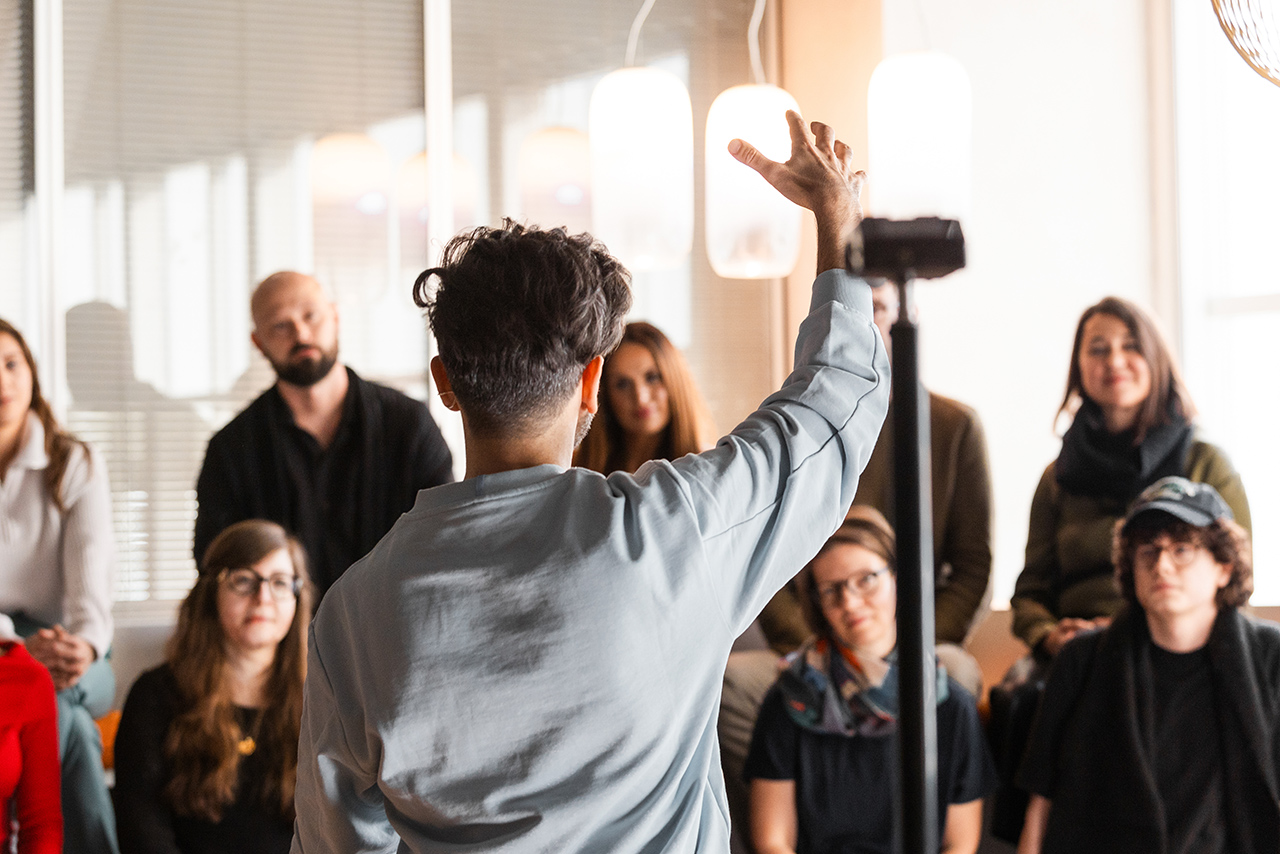 A staff choir recording at the BMW Group Sound Design Studio. In the foreground, Renzo Vitale conducts.