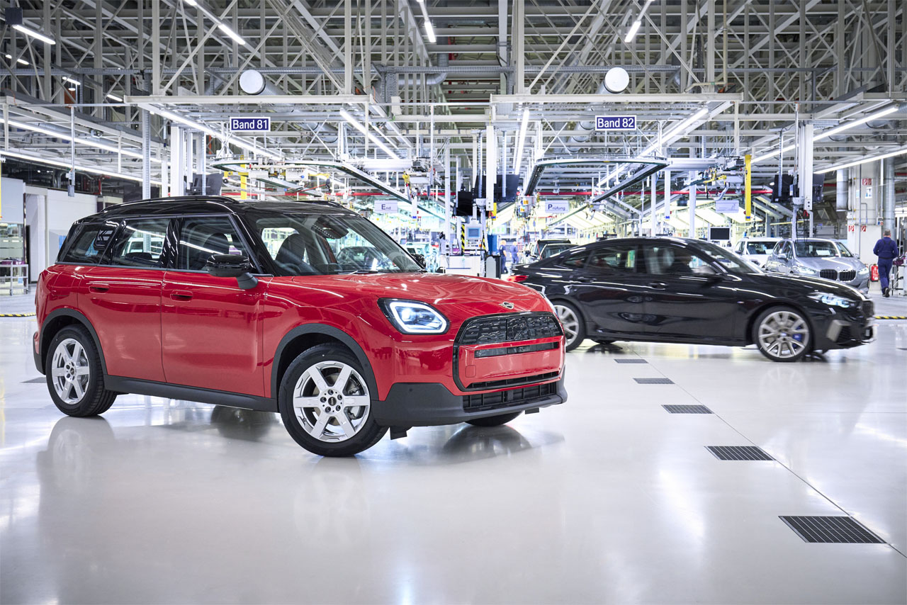 As seen in production: The red MINI Countryman E with a black roof, viewed from the front right at BMW Group Plant Leipzig.