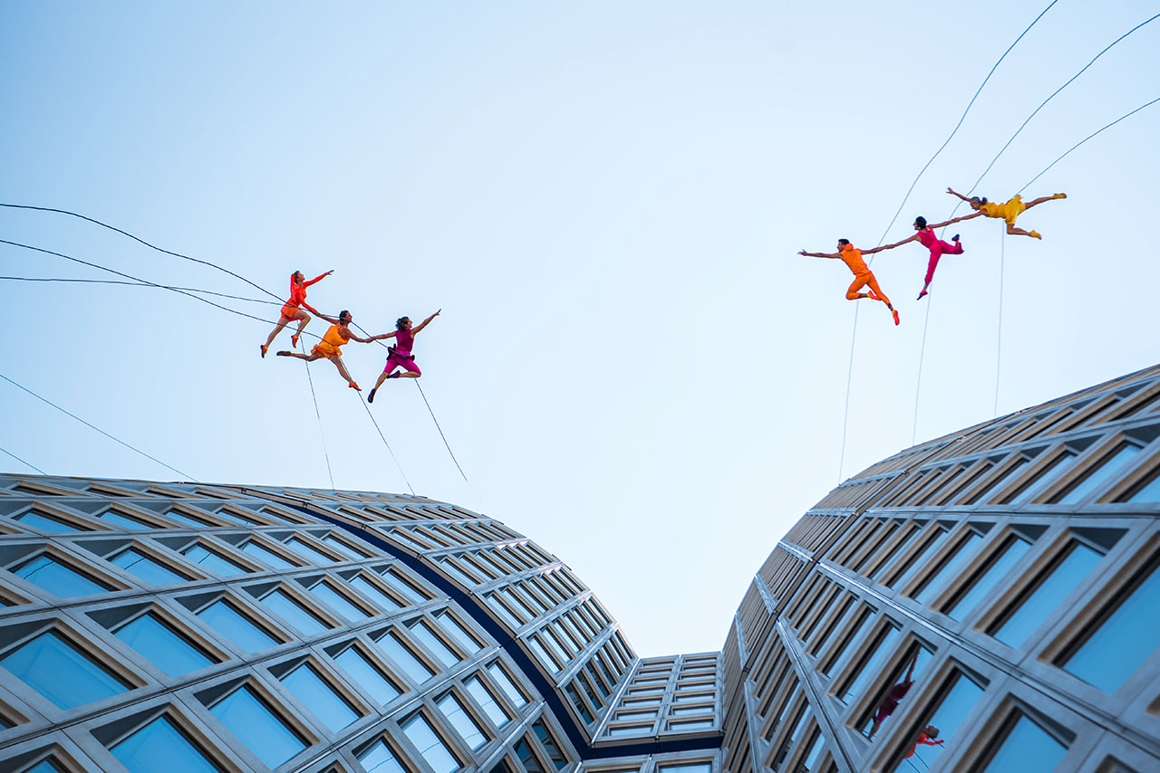 The Bandaloop-group performing on the BMW four-cylinder