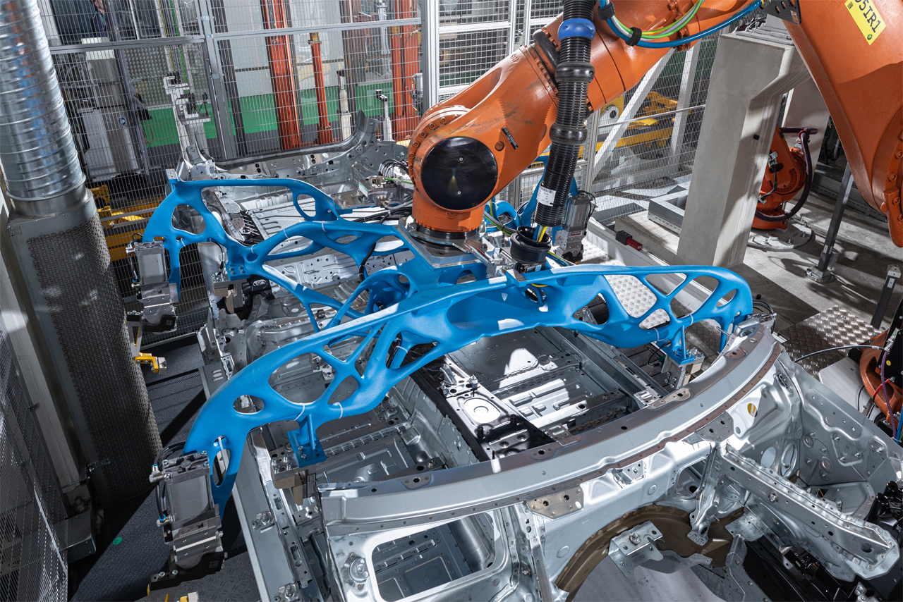 BMW 3D printing takes over in production: individual robot grippers play a crucial role.