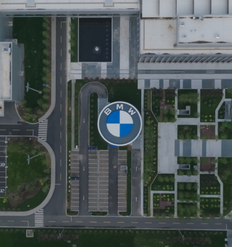 Aufsicht auf ein Gebäude, in der Mitte ist das große BMW-Logo.