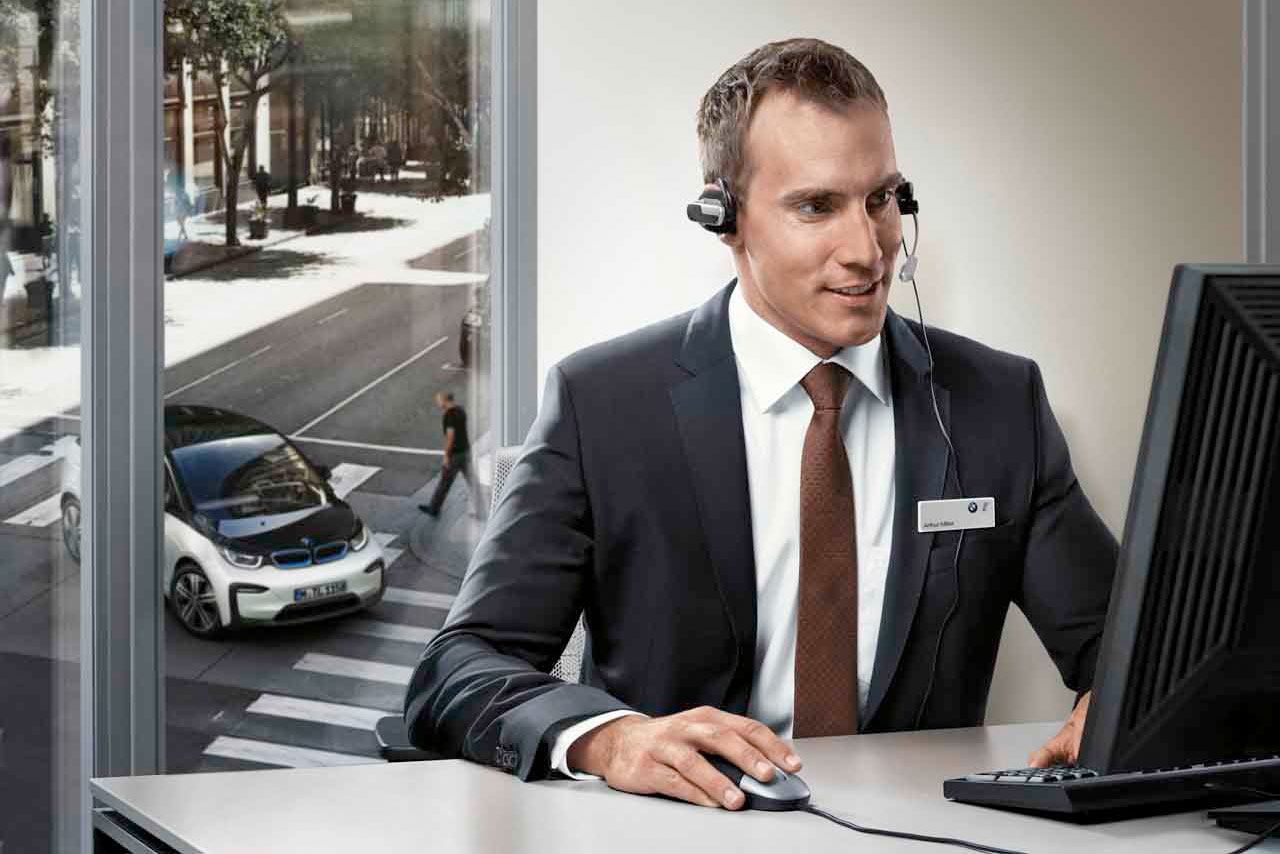 Ein Mann im Anzug spricht an einem Counter.