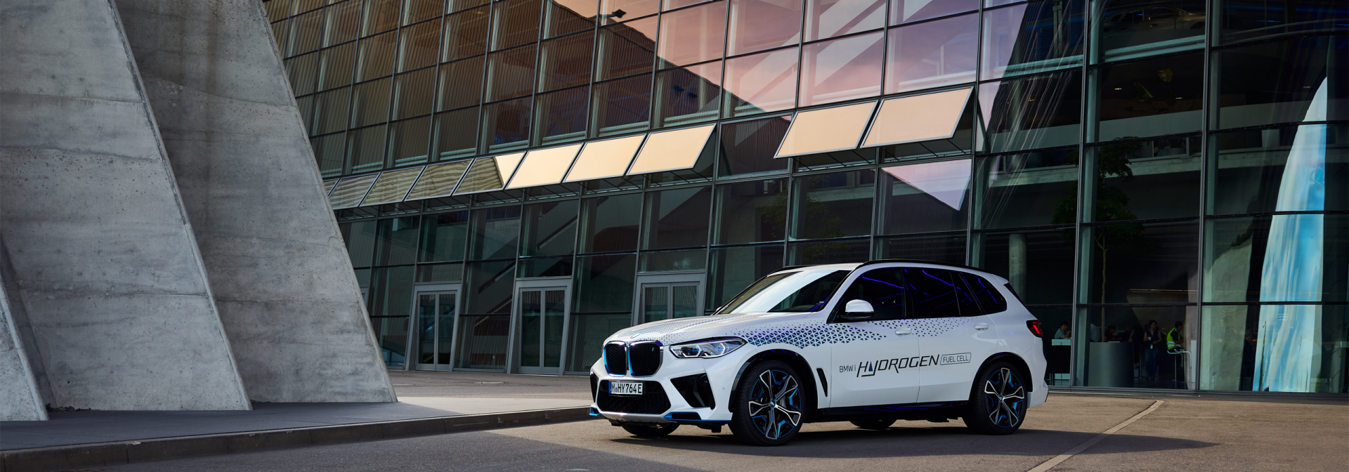 Wasserstoff BMW vor einem modernen Gebäude