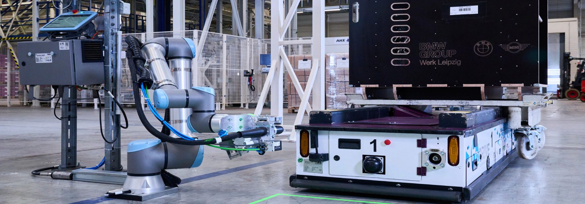 Verschiedene Geräte und Maschinen in einem BMW Group Werk.
