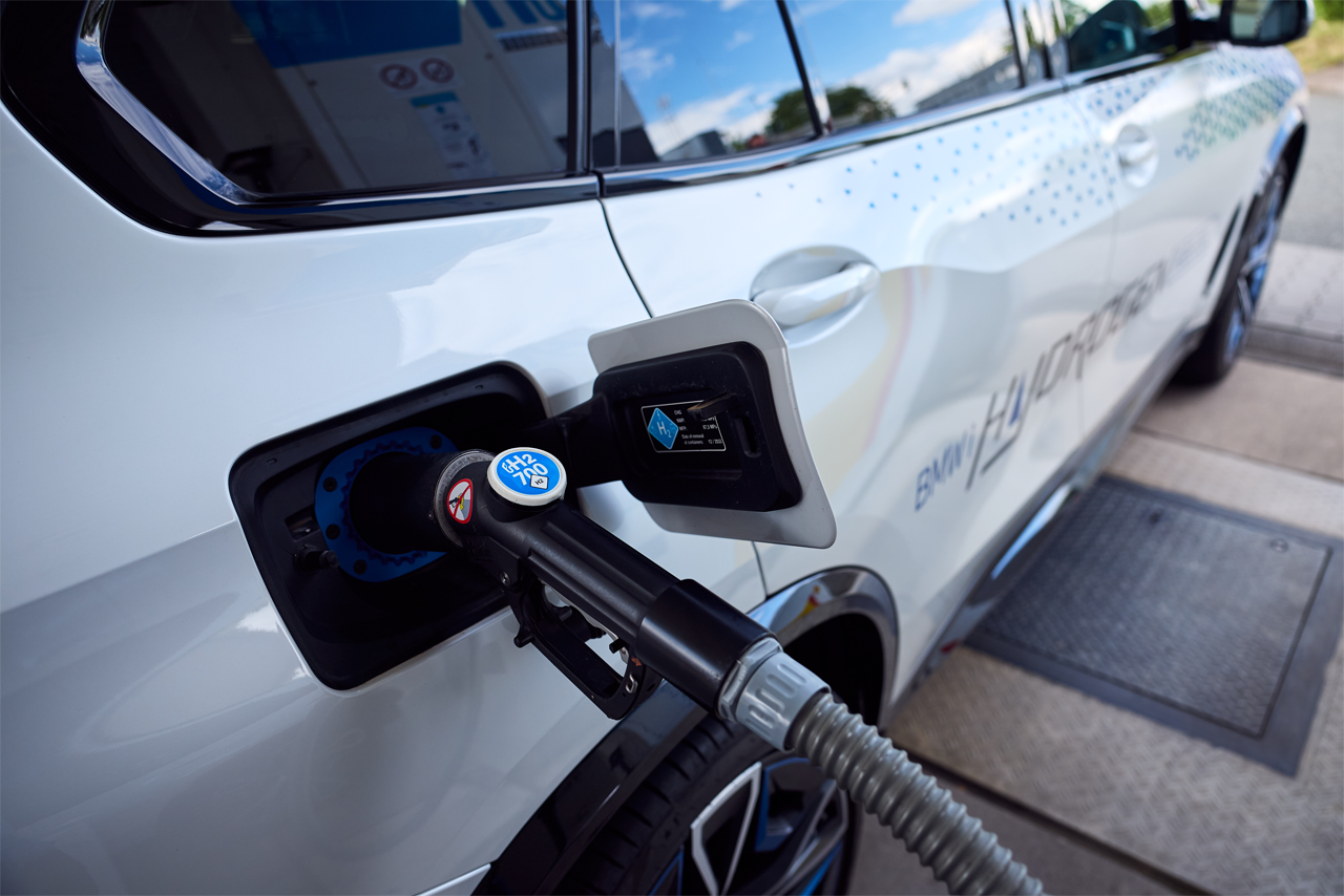 Wasserstofffahrzeug beim Tanken an einer Wasserstoff Tankstelle.