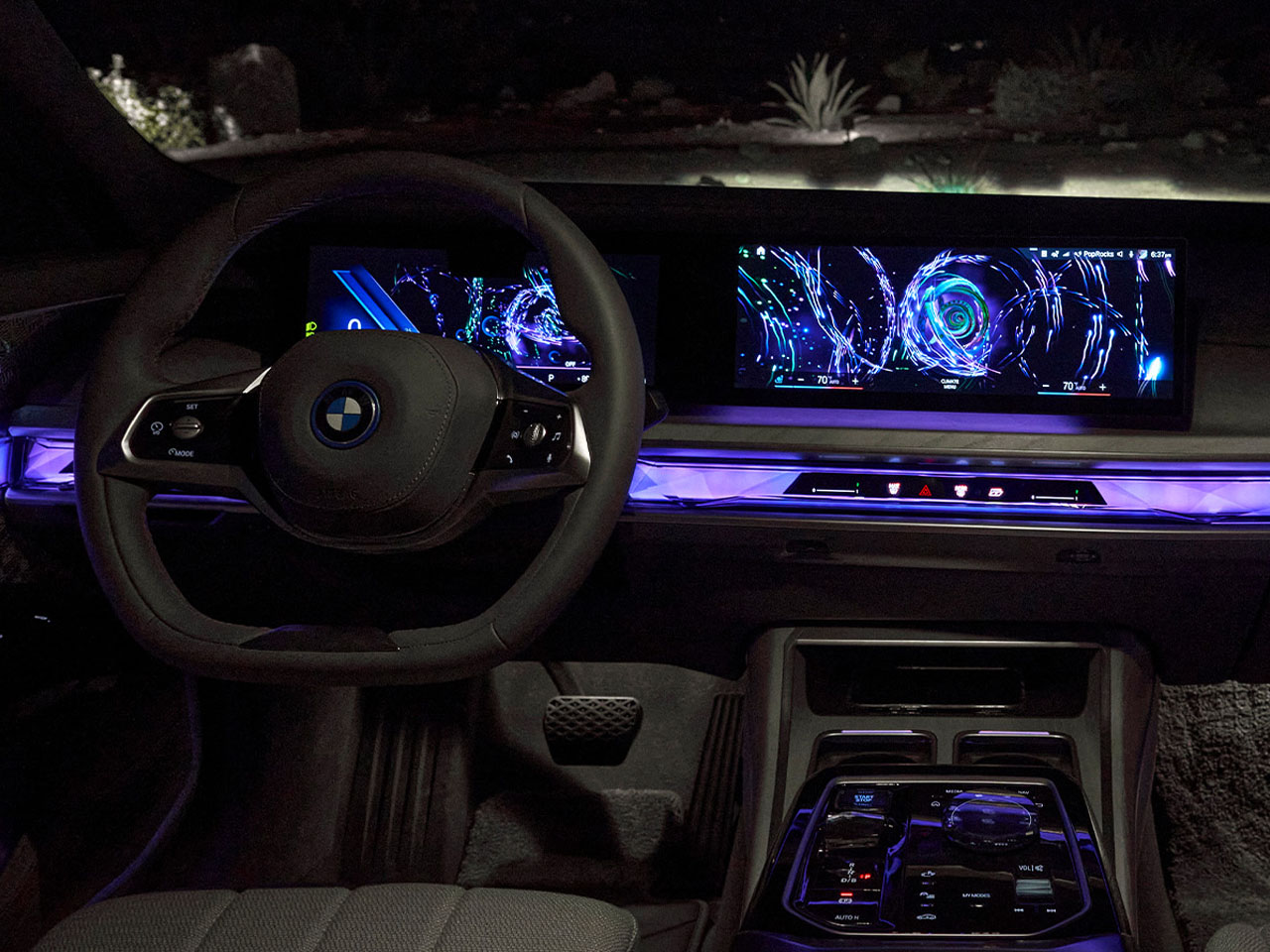 Innenraum eines BMW 7er mit violetten Lichtern