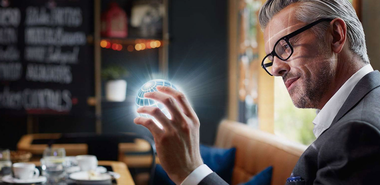 Mann hält eine Weltkugel in der Hand