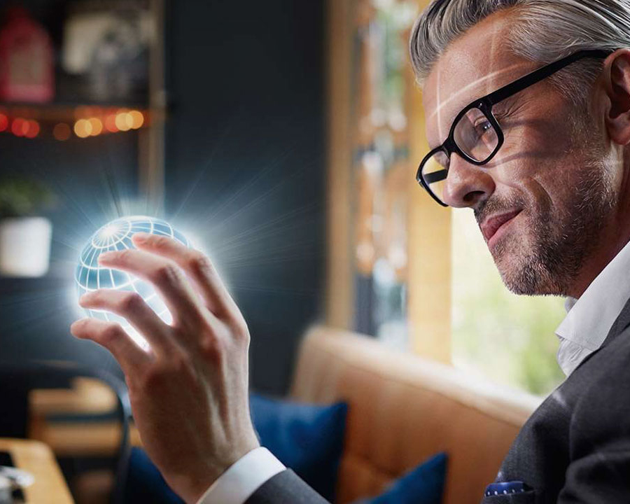 Ein Mann hält einen Animierten Globus in der Hand