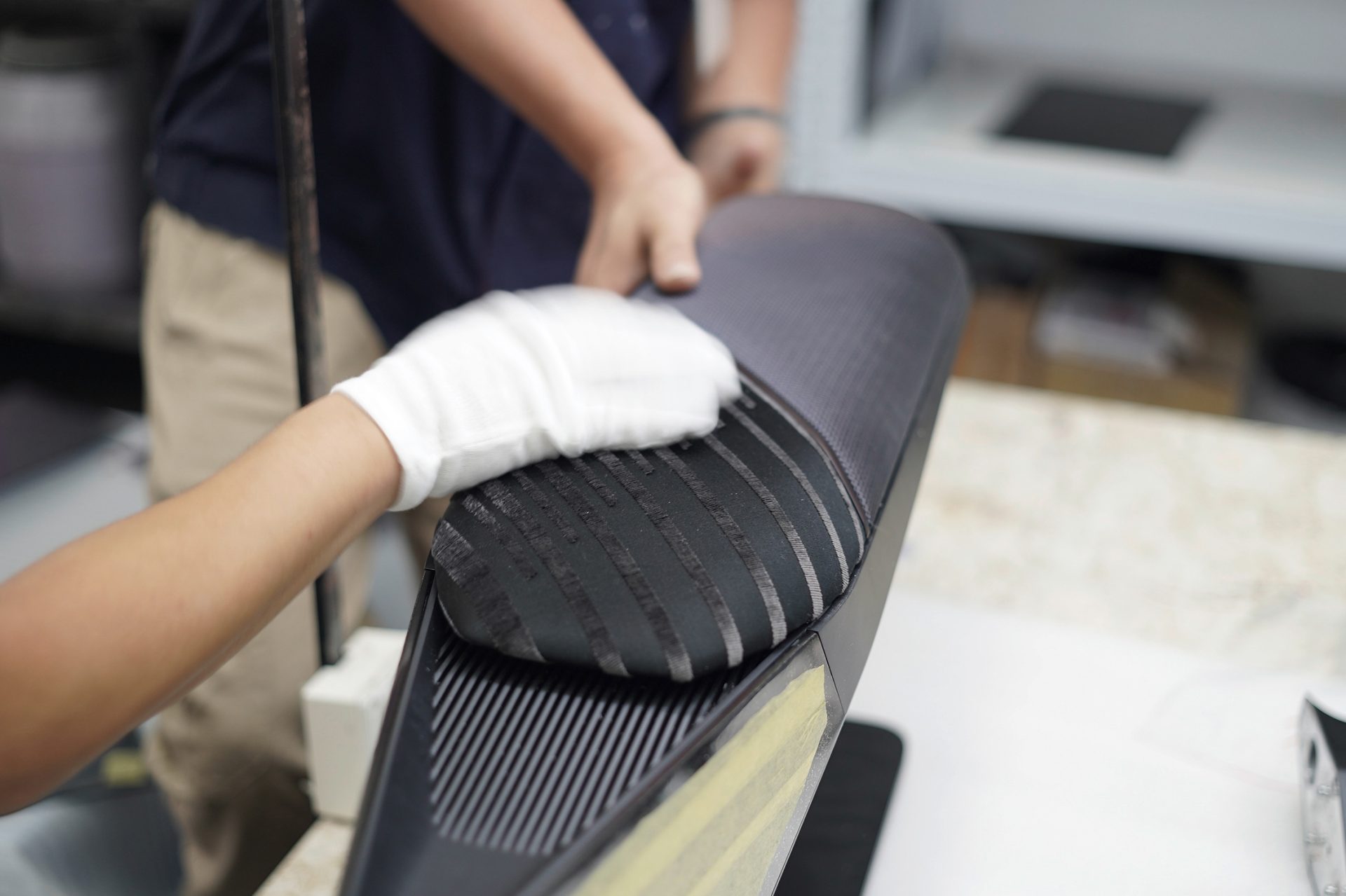 Person arbeitet an einem Teil für ein Visions Fahrzeug