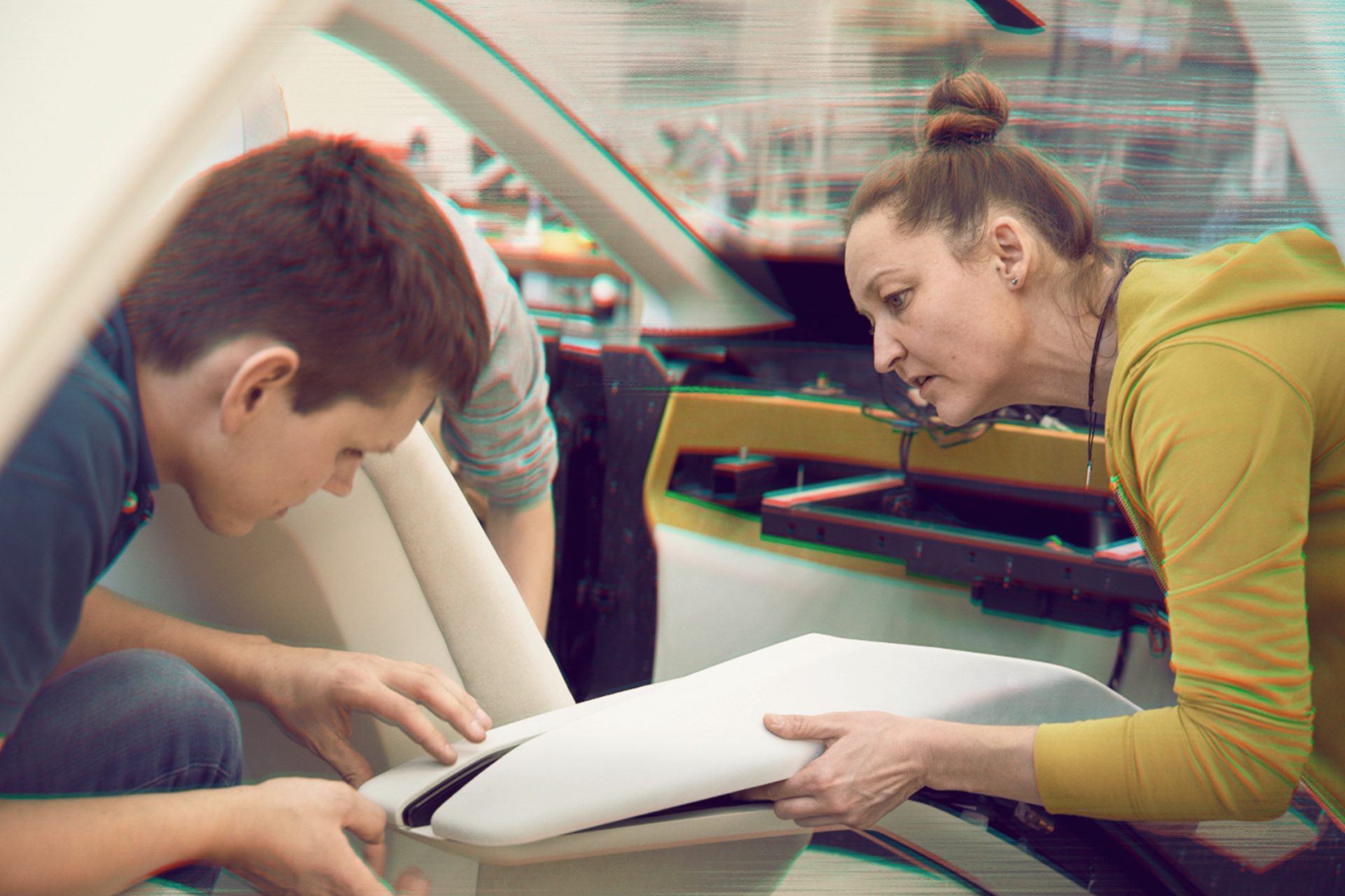 zwei Personen die an BMW Vision neue Klasse arbeiten