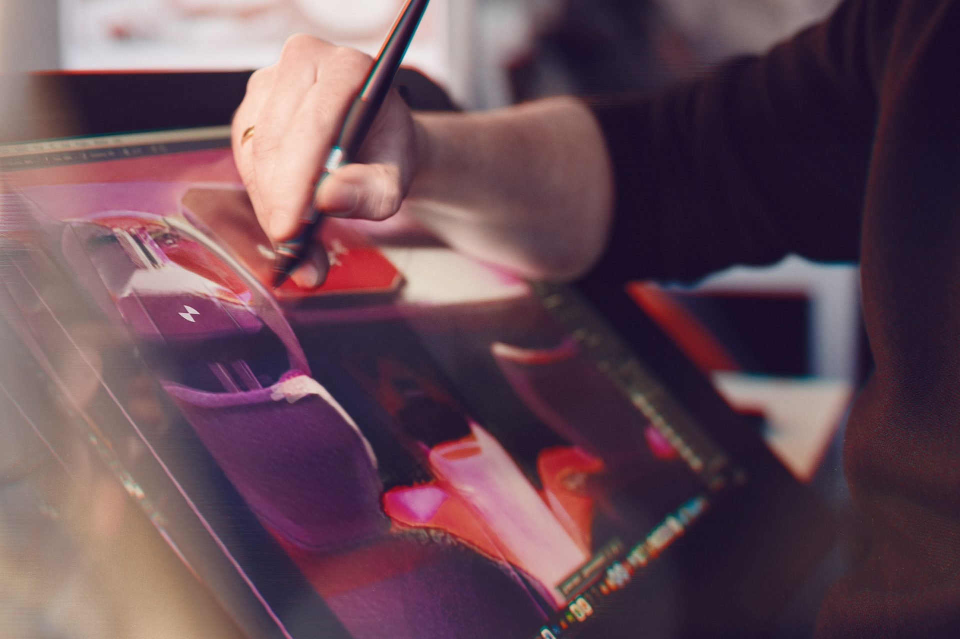 Ein Designer skizziert an seinem Tablet den Innenraum eines neuen Fahrzeugs