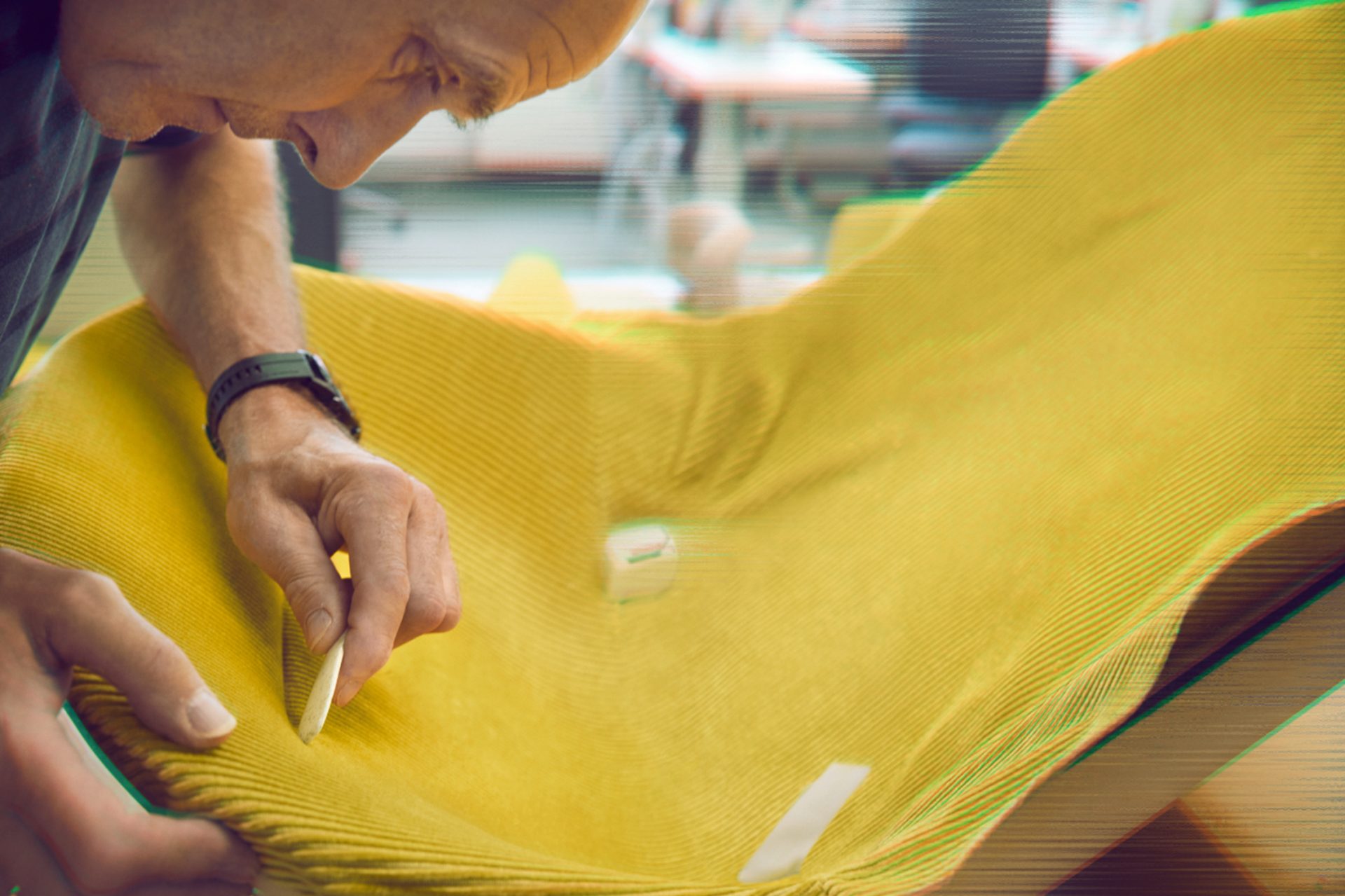 Mitarbeiter bearbeitet einen Sitz für ein Visions Fahrzeug