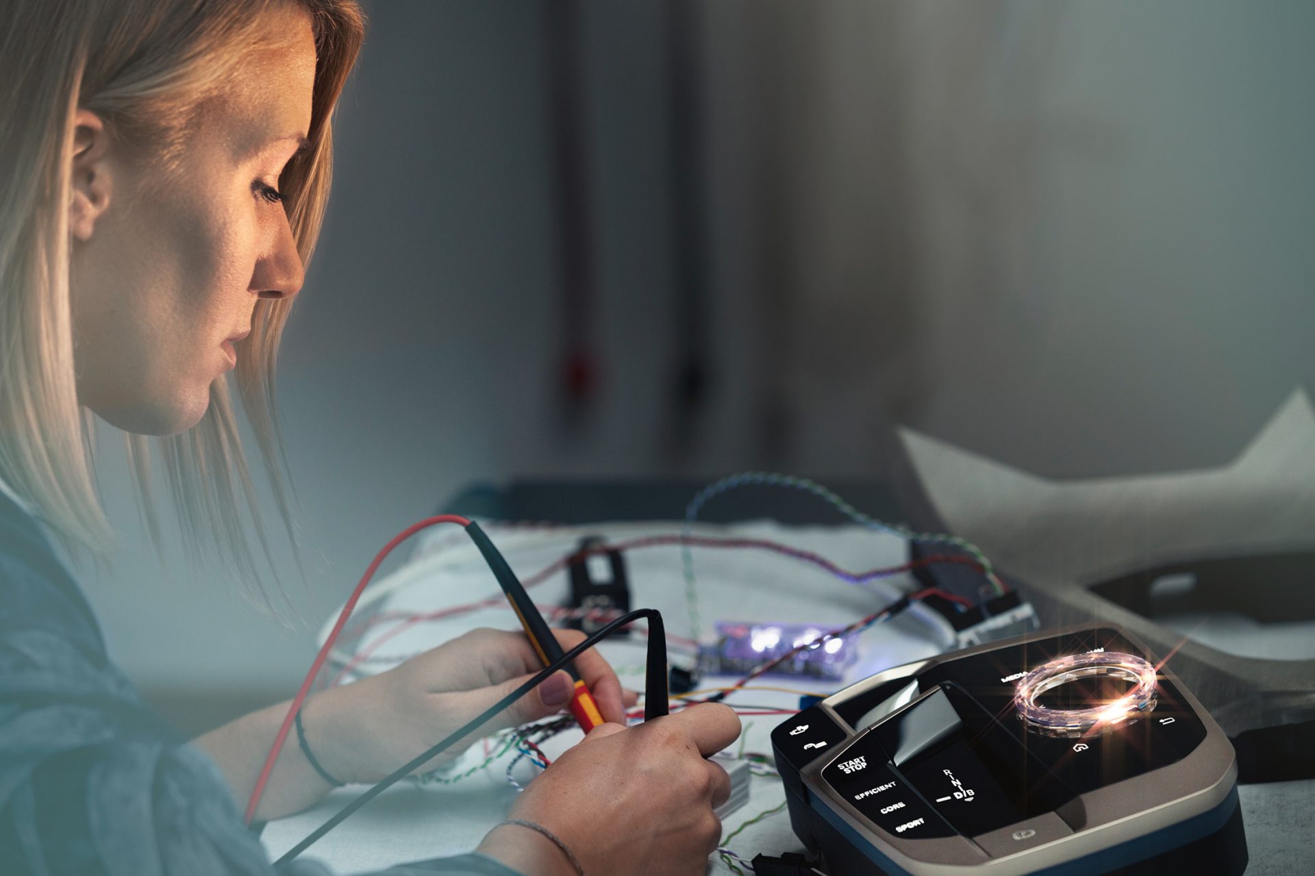 Eine Dame arbeitet mit Strom an einem Modell