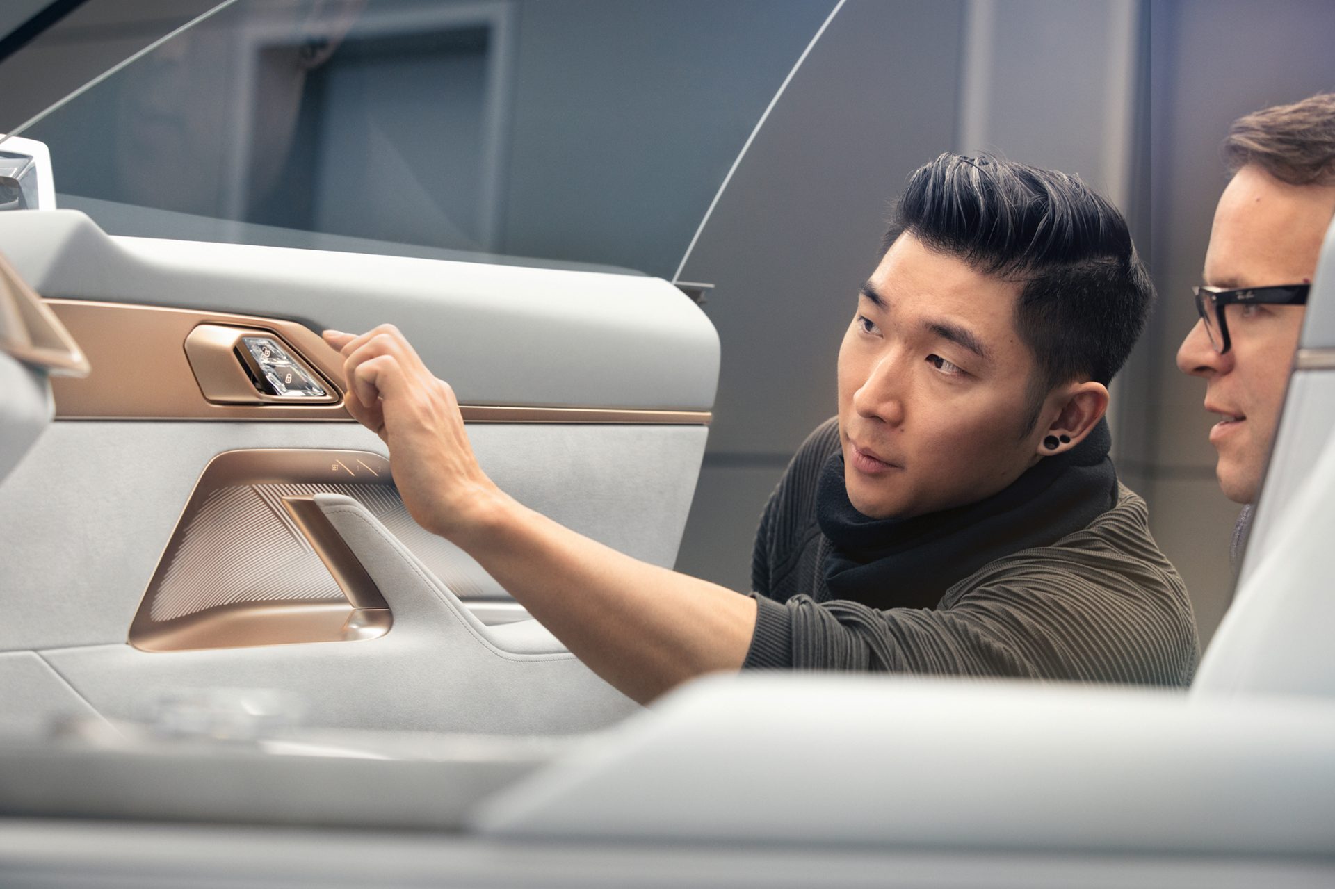 Zwei Designer analysieren ein Konzeptfahrzeug