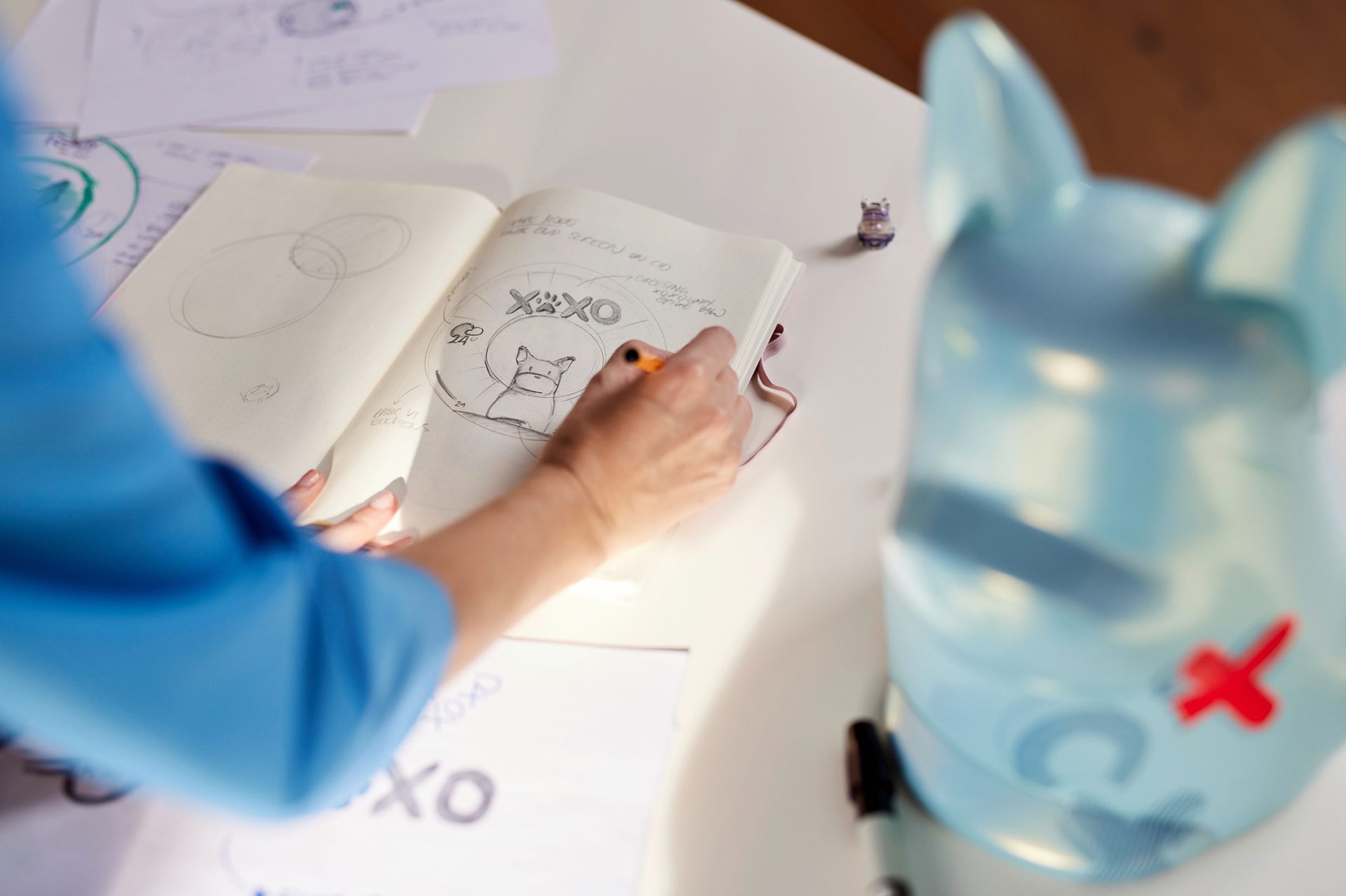 Mitarbeiter im Design arbeitet in seinem Skizzenbuch