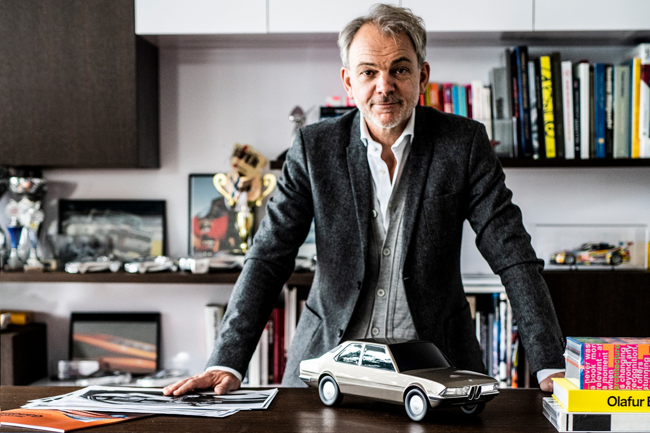 Portrait von Adrian van Hooydonk an seinem Schreibtisch