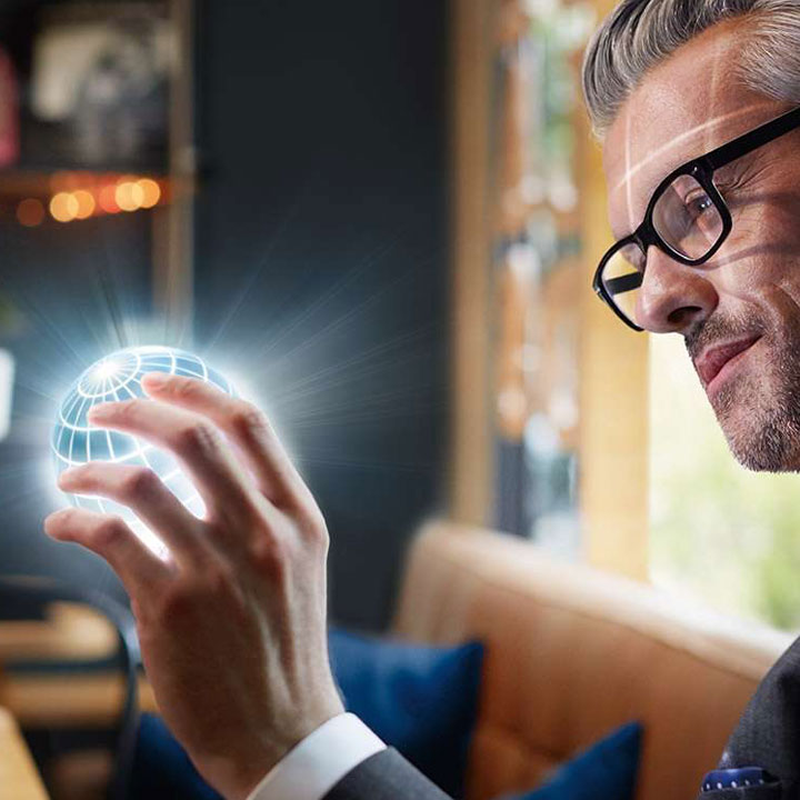 Ein Mann hält einen Animierten Globus in der Hand