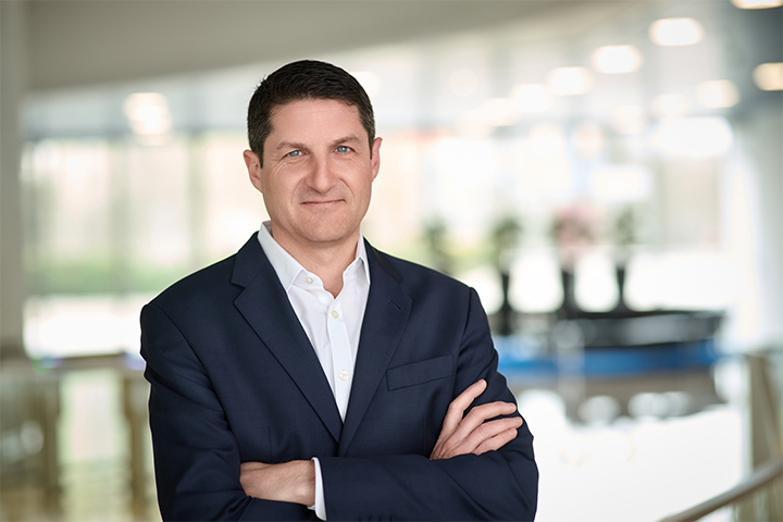 Portrait photo des Leiter Investor Relations Adam Sykes