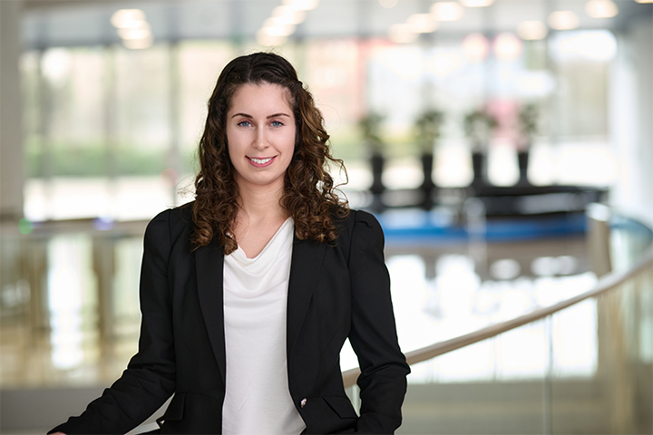 Portrait photo Sabine Rabus, Koordination Investor Relations