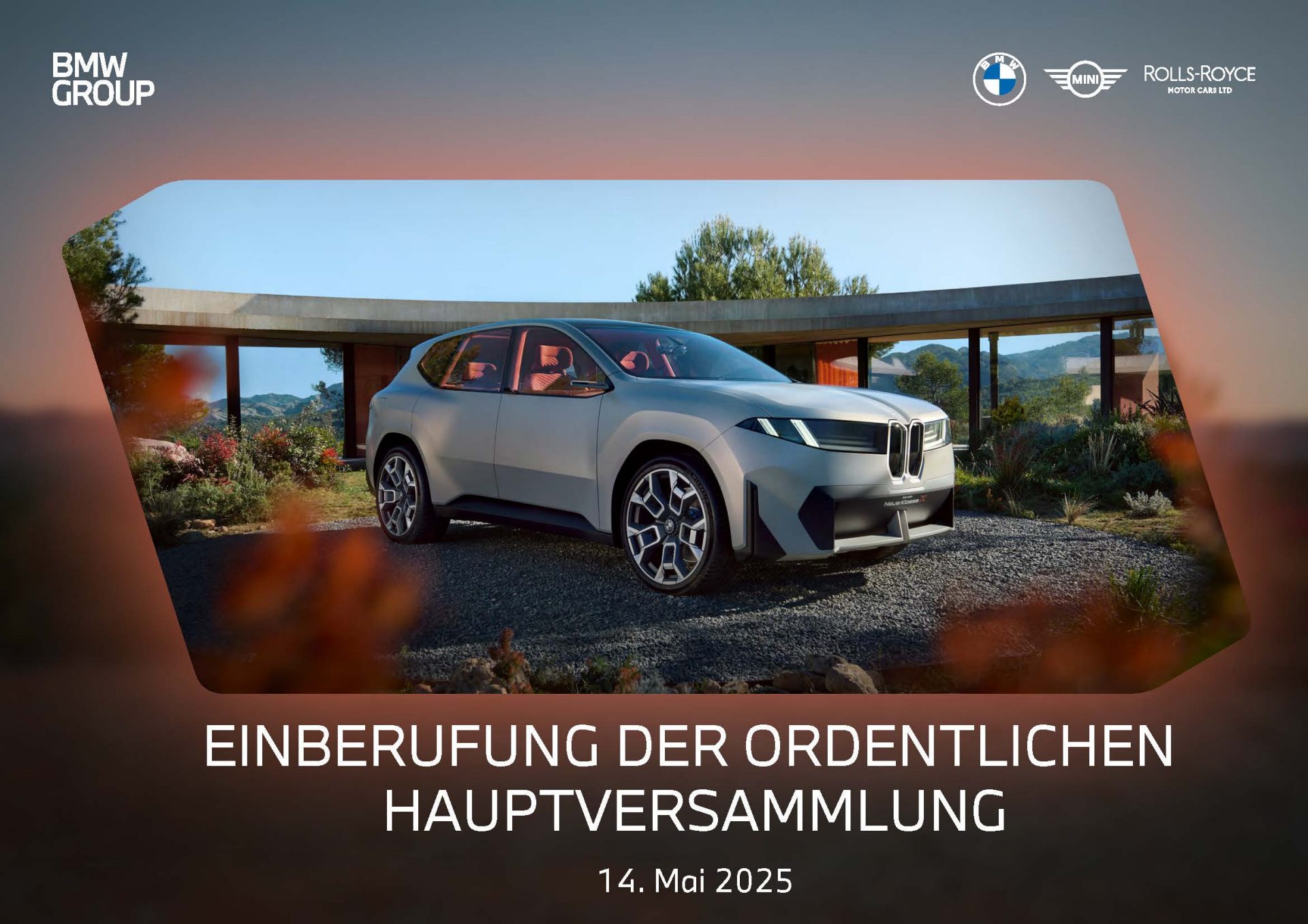 Silbernes BMW SUV vor Rundarchitektur bei Tageslicht, mit Ankündigung der ordentlichen Hauptversammlung am 14. Mai 2025.