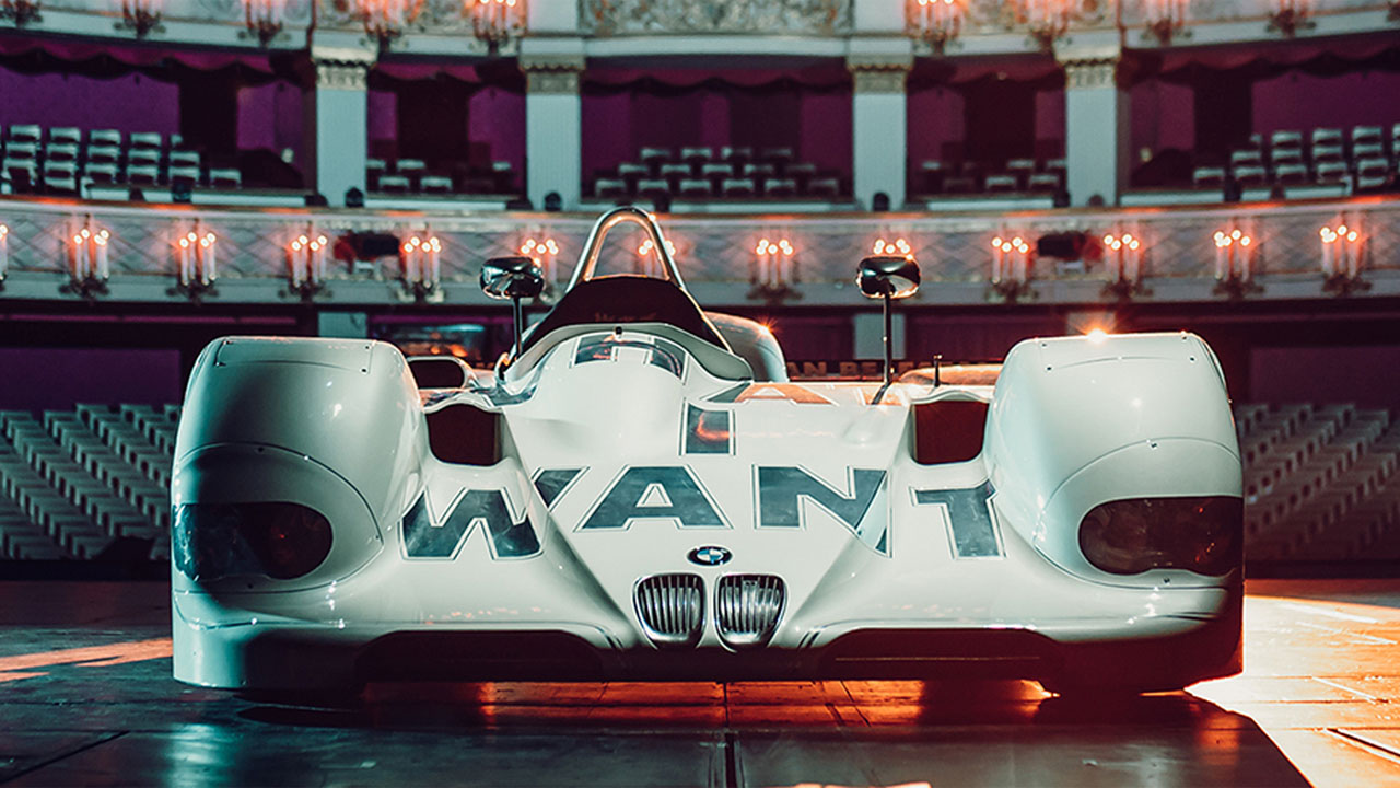 Ein Fahrzeug parkt vor einer imposanten Bühne, die für eine Aufführung eingerichtet ist.