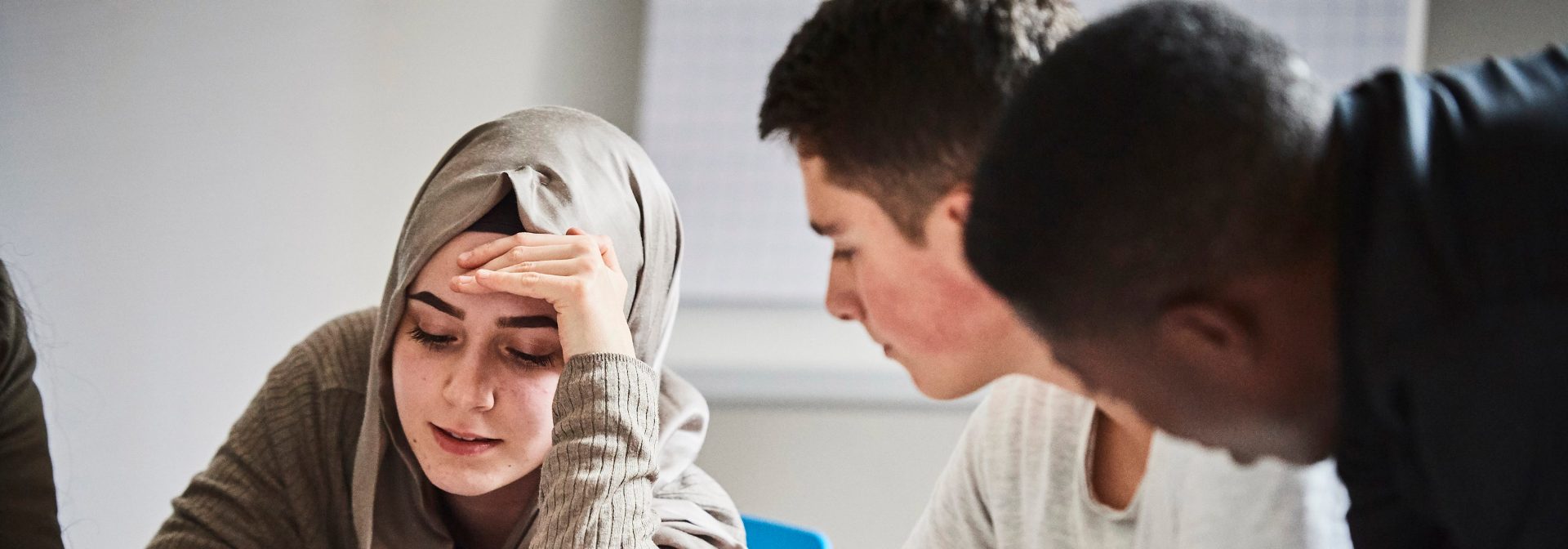 Eine Gruppe Schüler beim Lernen