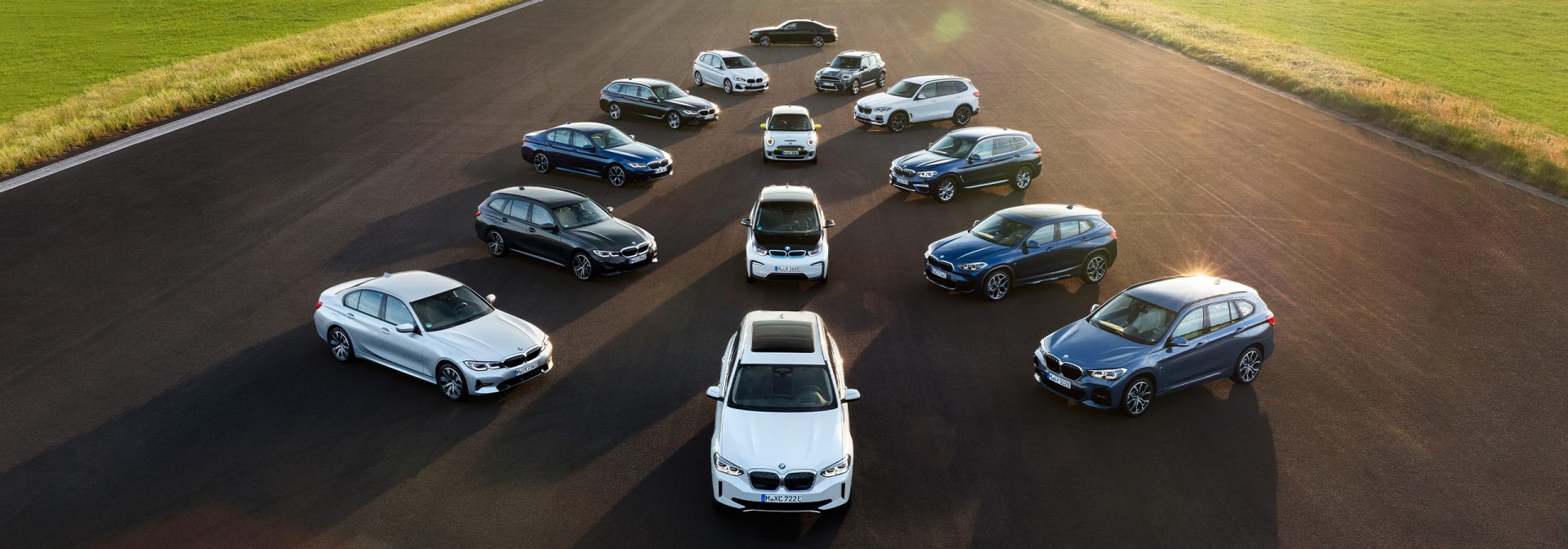 BMW i-Modelle auf einer Straße