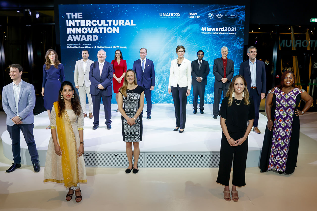 Menschen auf der Bühne bei Intercultural Innovation Award