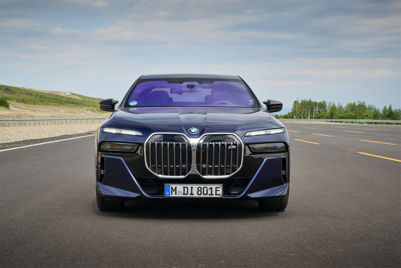 Die neue BMW 7er Serie überzeugt mit teil- und hochautomatisierten Fahrsystemen.