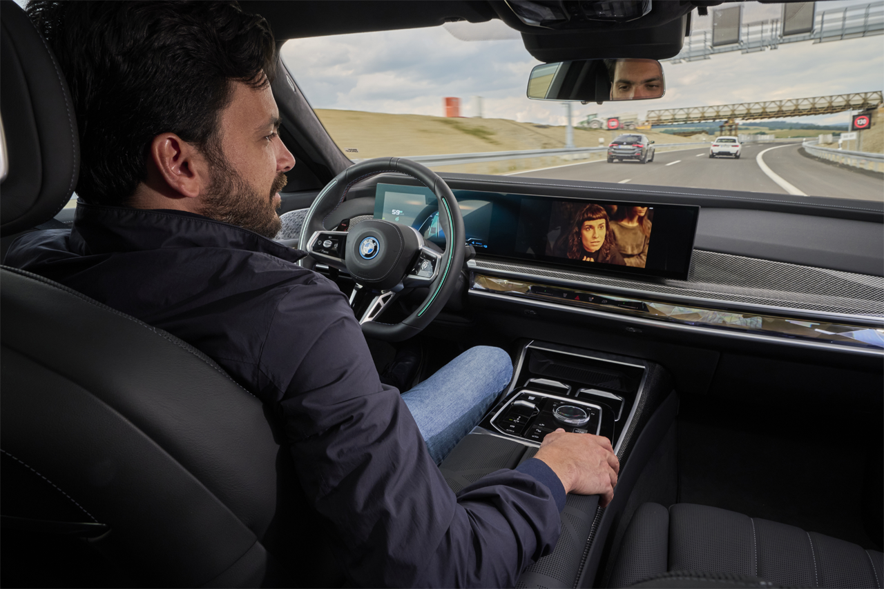 Ausführen von Nebentätigkeiten während der Fahrt im neuen BMW 7er.