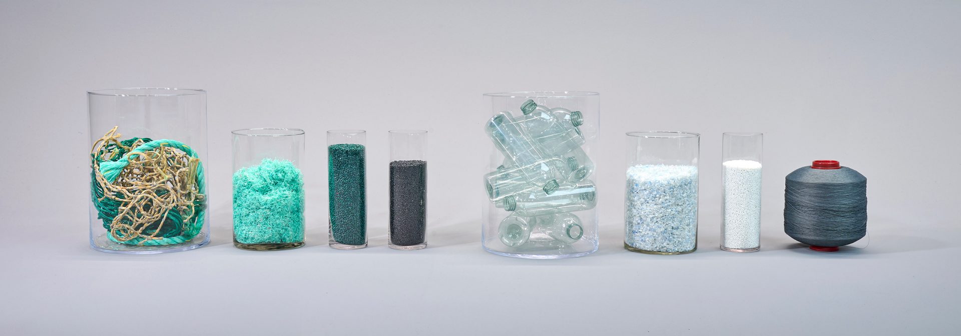 Nachhaltige Materialien: Fischernetze/Seile, zerkleinerte Fischernetze/Seile, 100 % Granulat aus Fischernetzen/Seilen, Compound, PET-Flaschen, PET-Flakes, 100 % Granulat aus PET-Flaschen, Garn