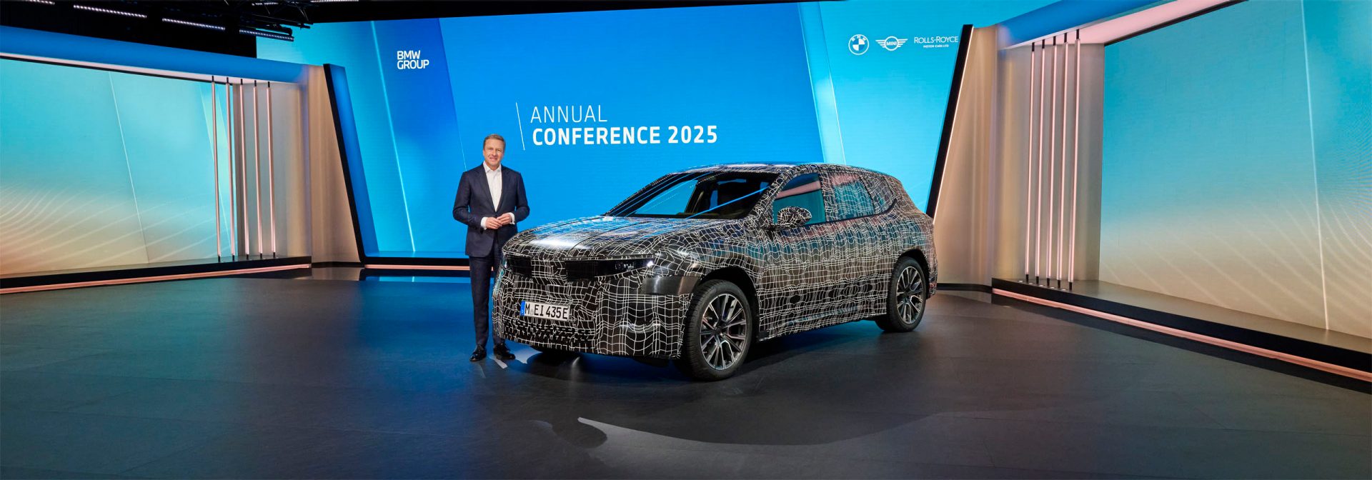 Oliver Zipse stellt das Konzept der BMW Neuen Klasse auf der Jahreskonferenz 2025 vor.