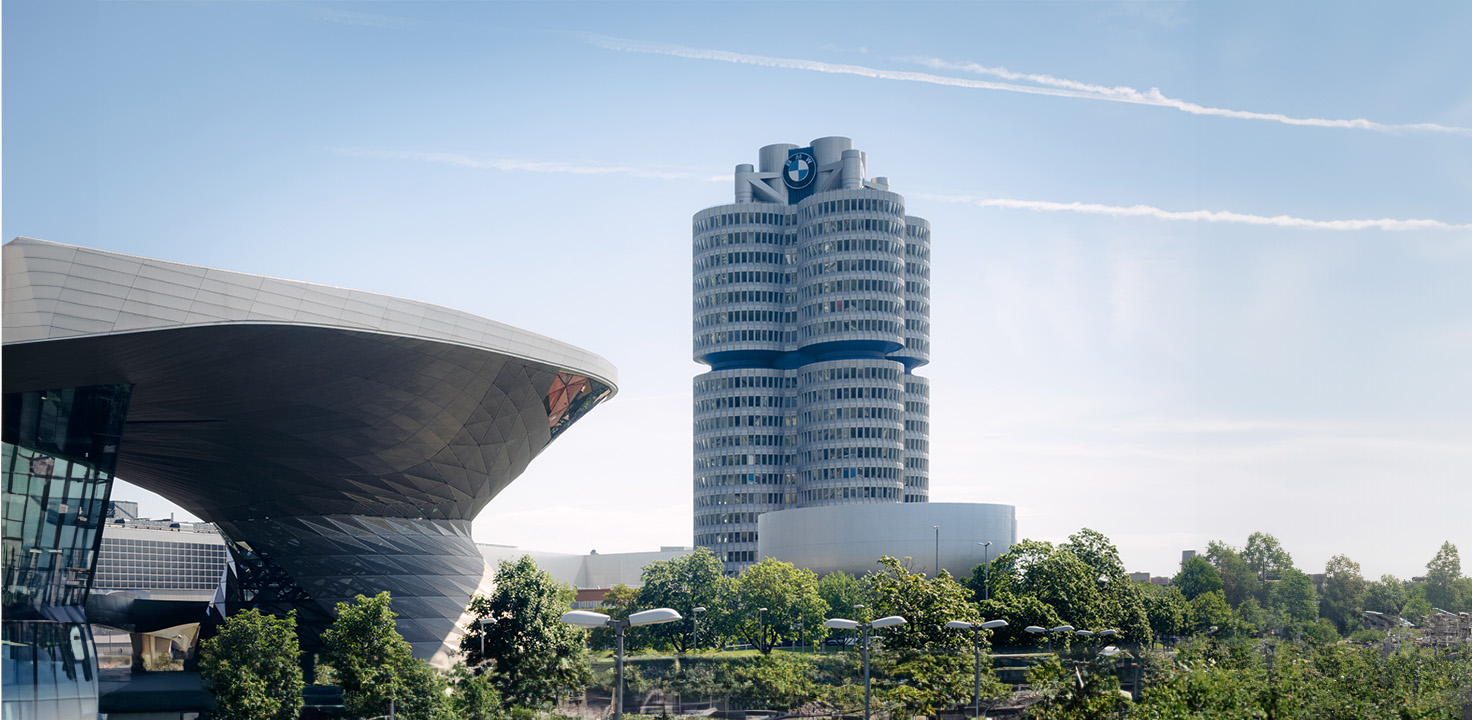 Blick auf das BMW Vierzylinder-Gebäude, daneben ist ein teil der BMW Welt zu sehen.