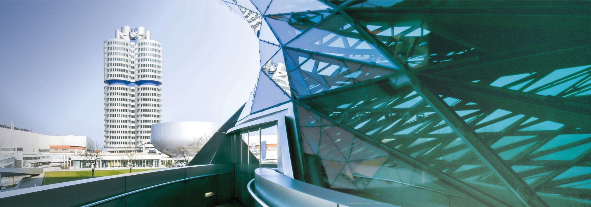 Blick an der BMW Welt vorbei auf das BMW Vierzylinder-Gebäude.