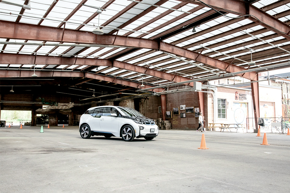 BMW i3 in einer Industriehalle
