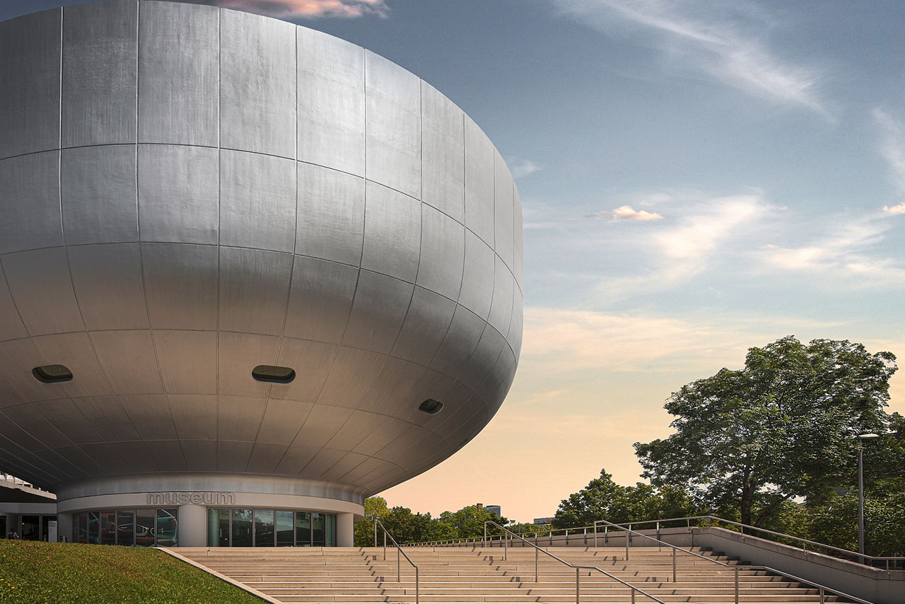 Ansicht des BMW Vierzylinders und der BMW Welt