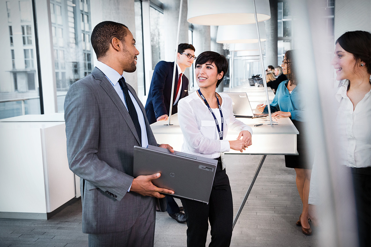 BMW Financial Service MItarbeiter unterhalten sich.