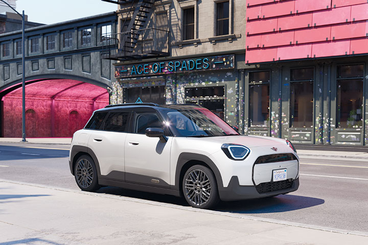 MINI Aceman auf einem Parkplatz vor einer Stadtkulisse geparkt