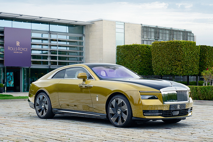 Gelb-schwarzer Rolls-Royce Spectre vor dem Rolls-Royce Gebäude geparkt