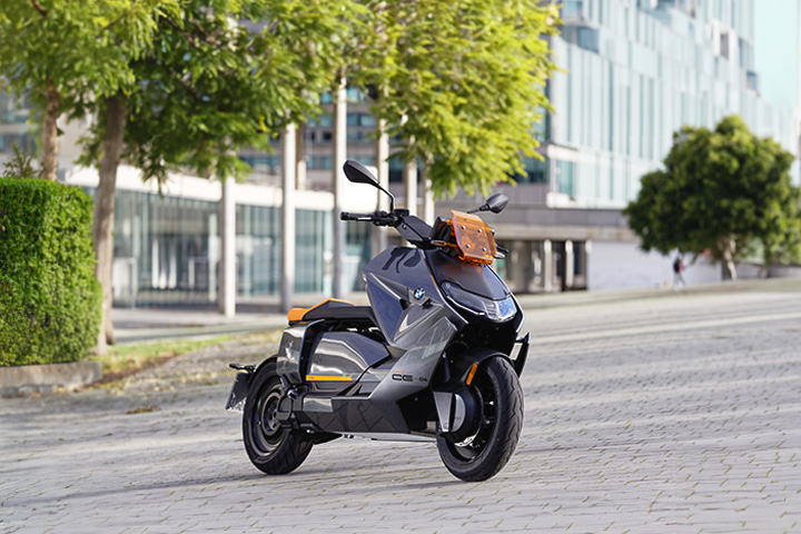 BMW CE 02 Motorrad vor einem modernen Gebäude