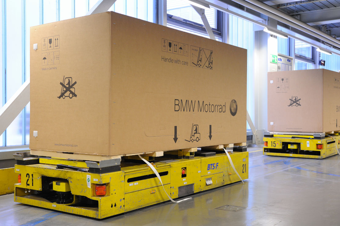 BMW Motorräder in großen Kartons für den Versand verpackt