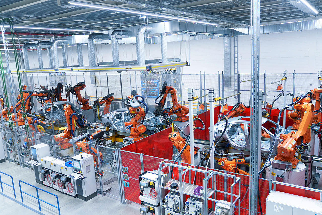 Modernste Roboter montieren Fahrzeugstrukturen.