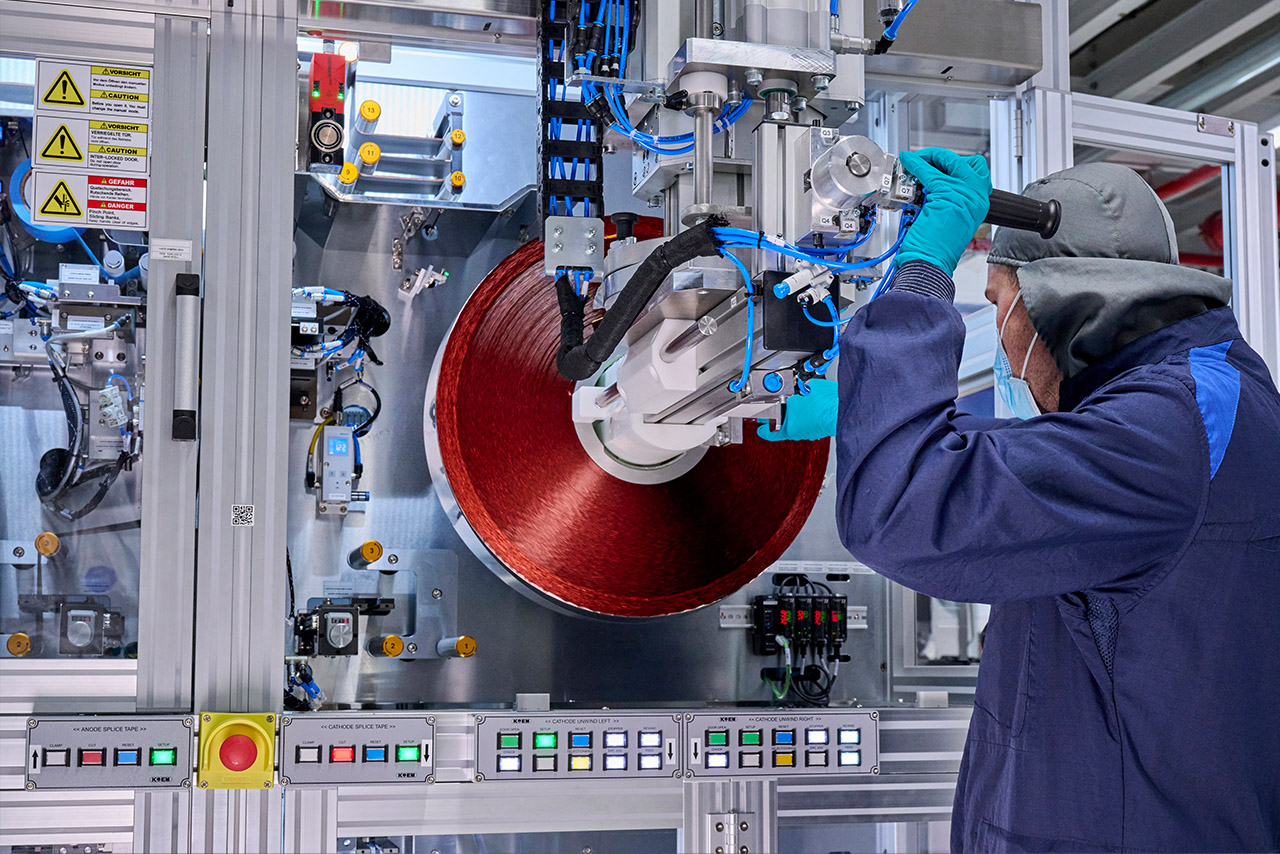 Ein Mitarbeiter der BMW Group arbeitet an einer Maschine in der Batteriezellfertigung.