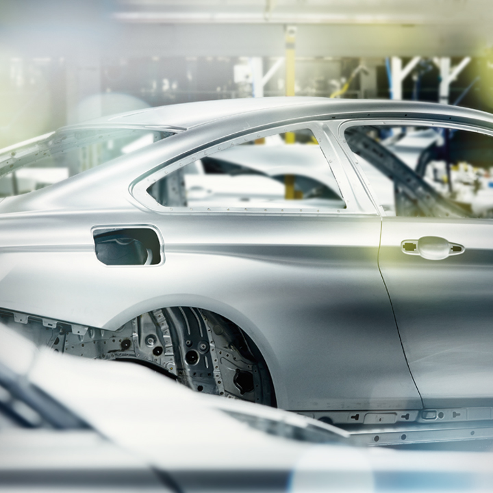 BMW Karosserie auf einem Fließband.
