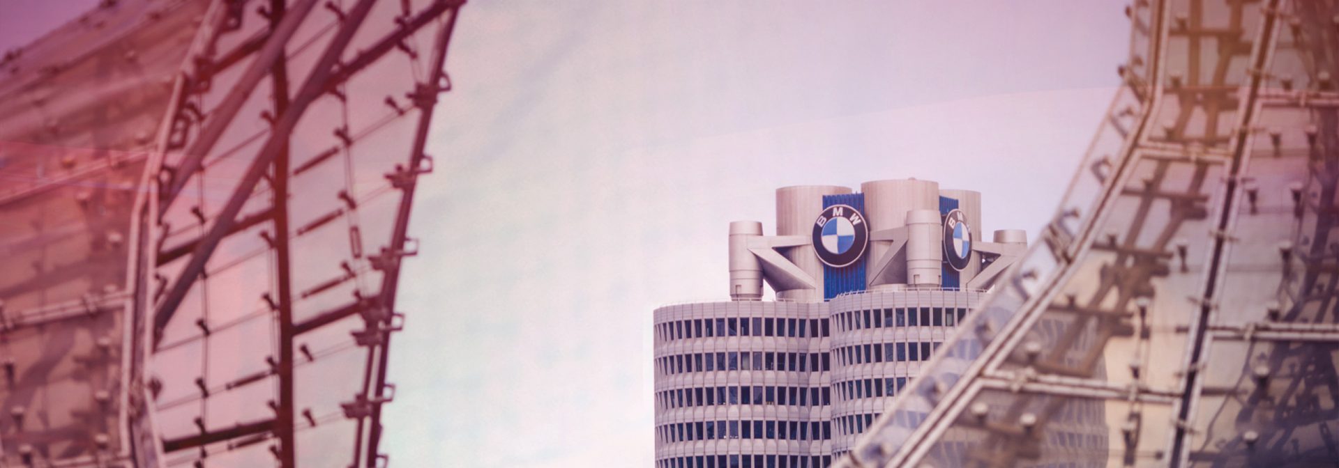 Blick auf die Spitze des BMW Vierzylinder-Gebäude mit dem BMW Logo.