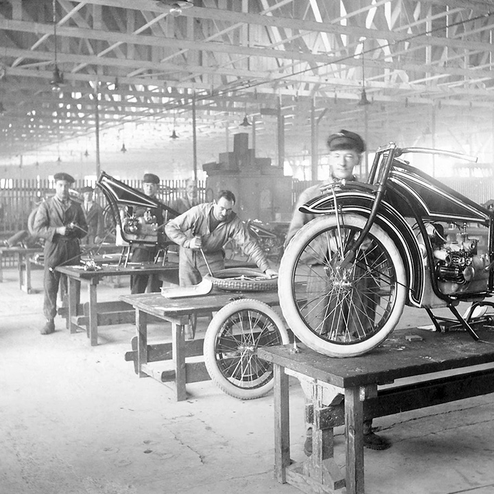 Einblick in die Produktion des ersten BMW Motorrads 1923.