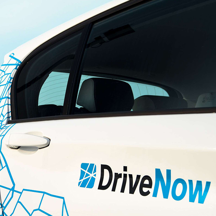 Die BMW Group enthüllt mit DriveNow eine neue Mobilitätsdienstleistung.