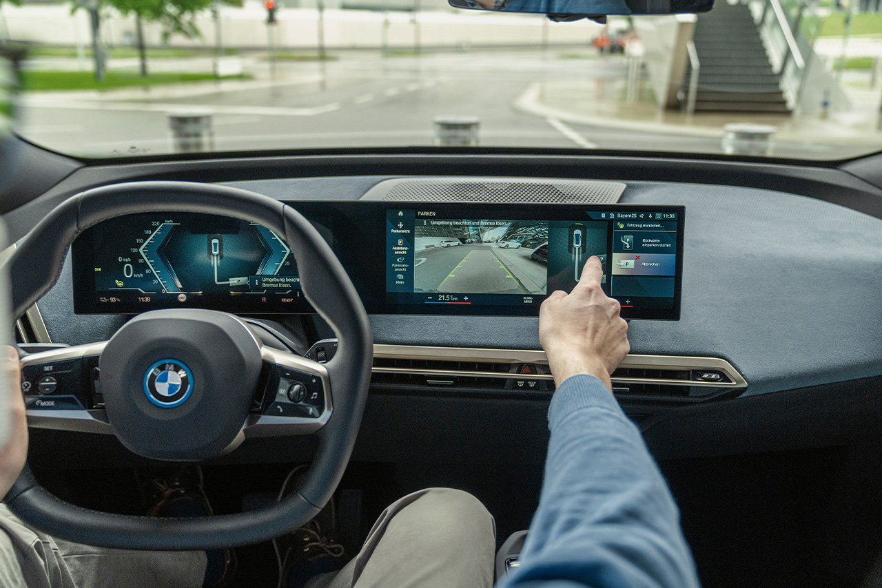 Someone is starting the Partly-automated driving in a BMW vehicle